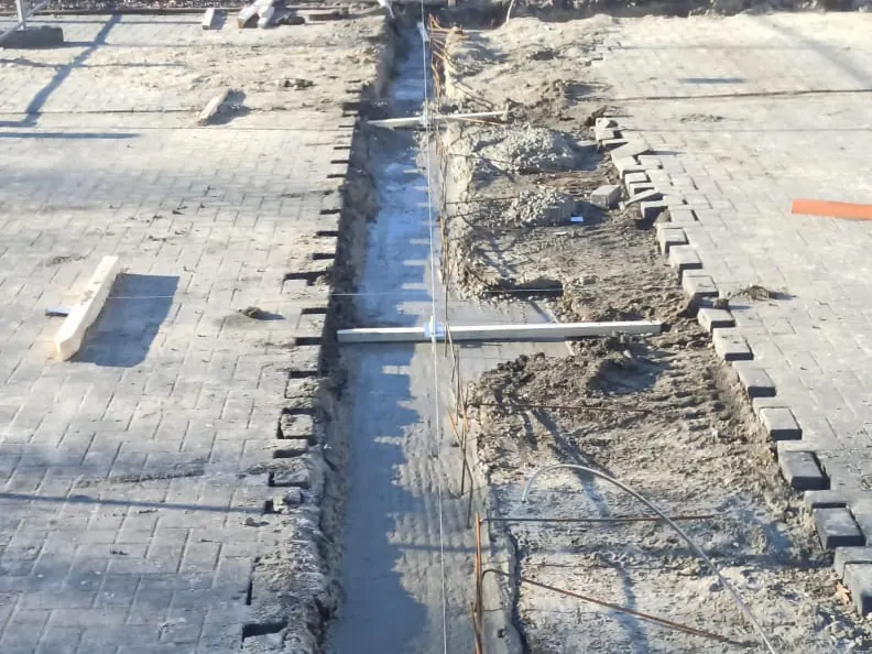 Fundament mit eingesetzten Ankerpunkten für die Stahlkonstruktion
