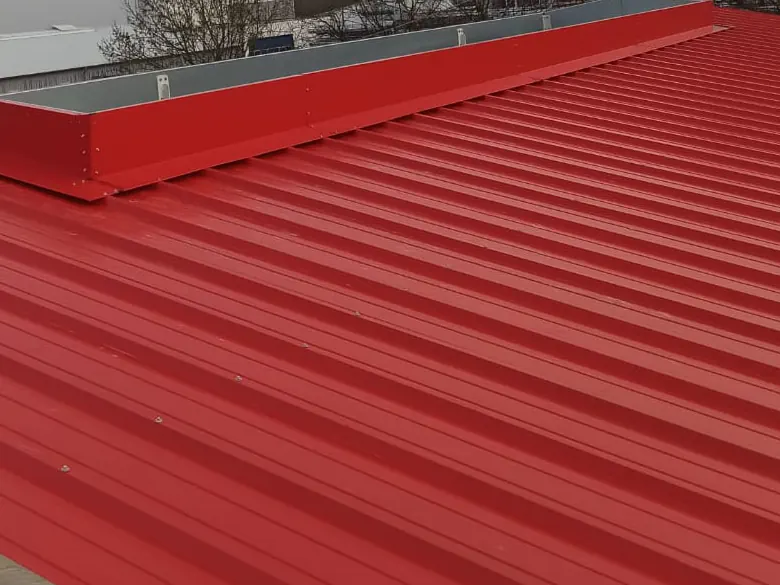 Isolierte Dachelemente in Rot auf einer Stahlhalle