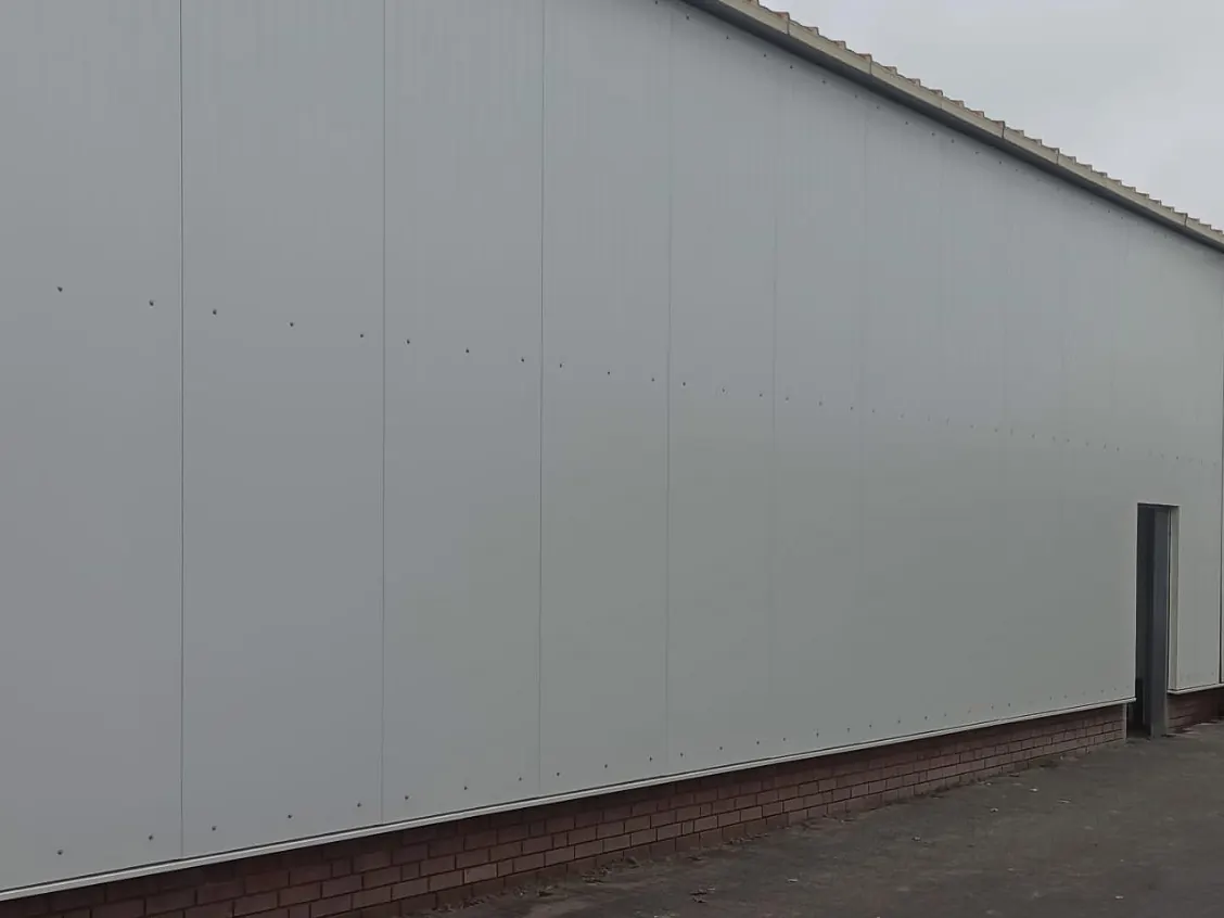 Hallenfassade mit isolierten Sandwichelementen