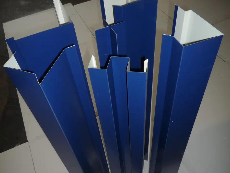 Individuell gefertigte Kantteile in Blau
