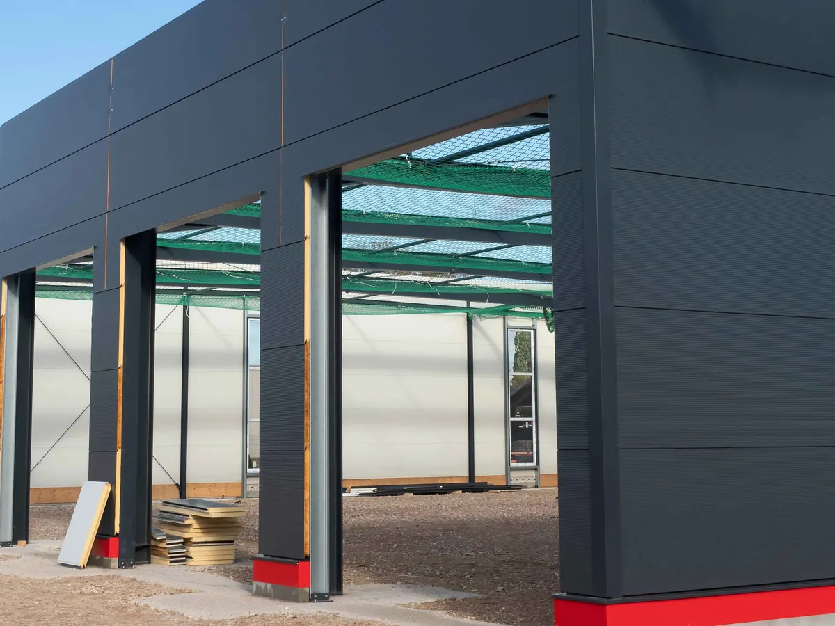 Schlüsselfertige Stahlhalle mit Sandwichfassade in Anthrazit