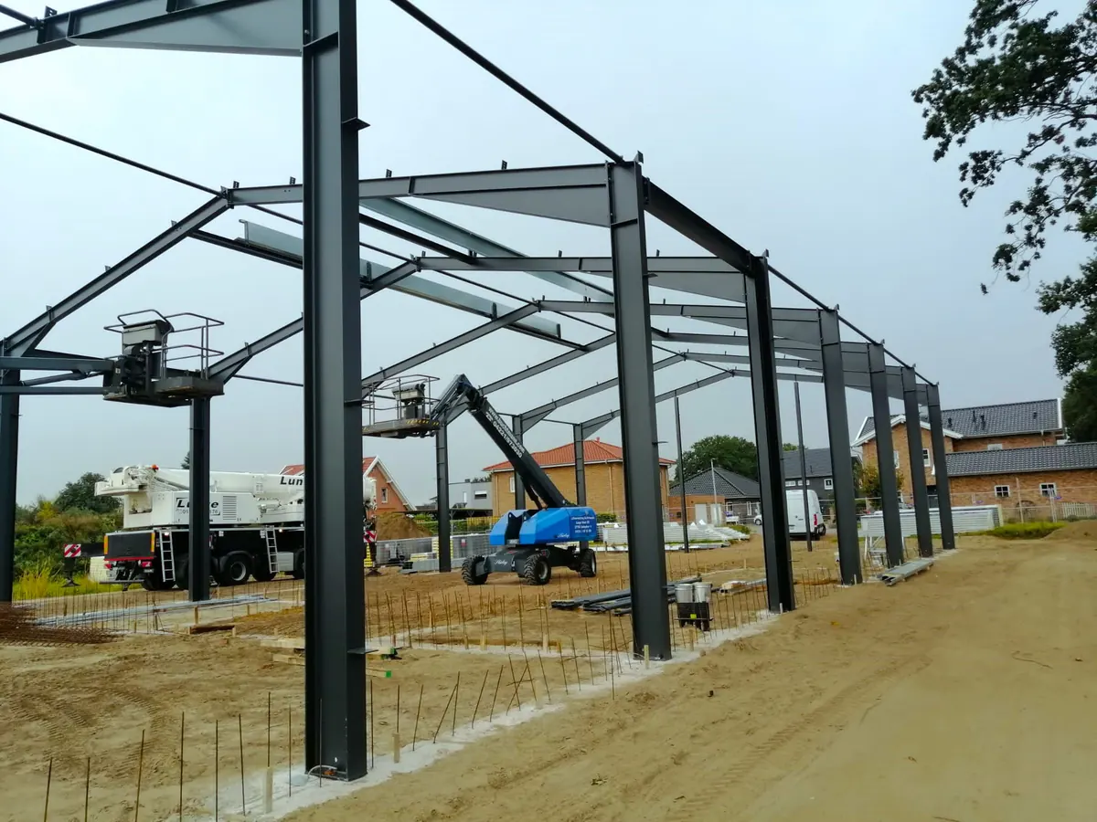 Montage einer Stahlhalle mit Hubarbeitsbühne